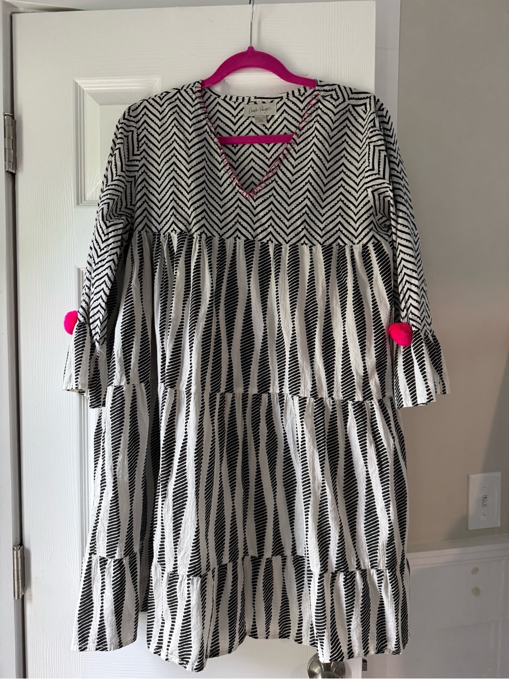 Charlie Paige Casual Black & White Dress w/ Hot Pink Pom Poms on Sleeve Sz M EC2